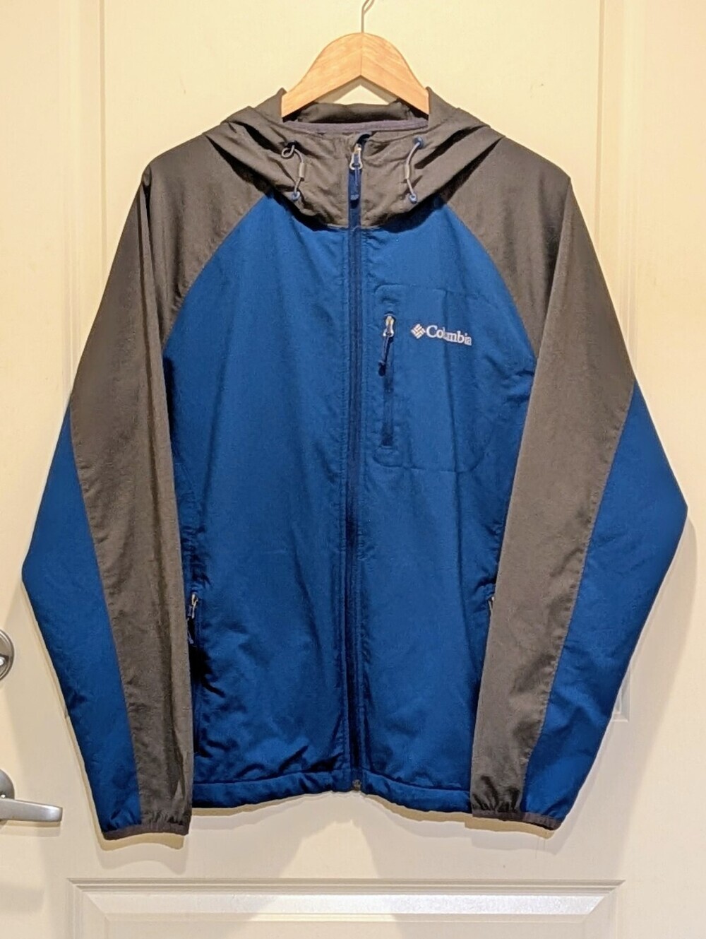 GUC Columbia M Men's Grey and Blue Hooded Windbreaker Jacket